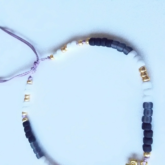 Beaded grey white black gold bracelet - Picture 4 of 8